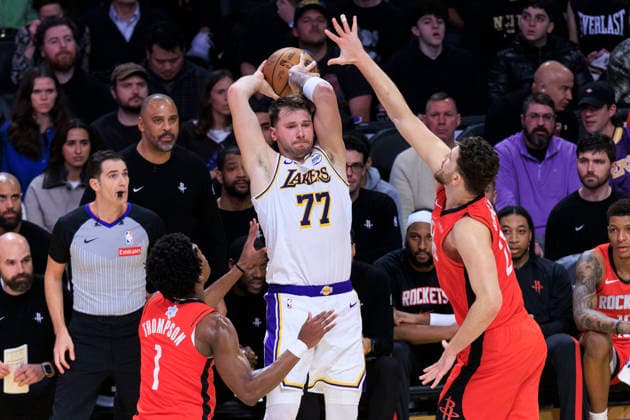 December 25, 2025, Los Angeles, California, USA: Luka Doncic 77 of the Los Angeles Lakers passes the ball as Amen Thompson 1 and Alperen Sengun 28 of the Houston Rockets defends during their regular season NBA, Basketball Herren, USA game on Thursday December 25, 2025 at Crypto.com Arena in Los Angeles, California. Lakers lose to Rockets, 96-119. ARIANA RUIZ PI Los Angeles USA - ZUMAp124 20251225_zaa_p124_018 Copyright: xArianaxRuizx
