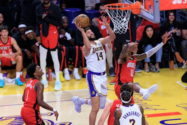 December 25, 2025, Los Angeles, California, USA: Maxi Kleber 14 of the Los Angeles Lakers makes a tow point shot as Jabari Smith 10 of the Houston Rockets defends the basket during their regular season NBA, Basketball Herren, USA game on Thursday December 25, 2025 at Crypto.com Arena in Los Angeles, California. Lakers lose to Rockets, 96-119.ARIANA RUIZ PI Los Angeles USA - ZUMAp124 20251225_zaa_p124_019 Copyright: xArianaxRuizx
