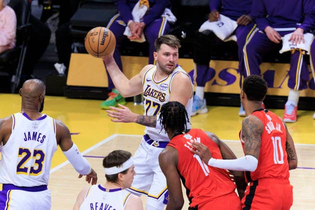 December 25, 2025, Los Angeles, California, USA: Luka Doncic 77 of the Los Angeles Lakers grabs the rebound during their regular season NBA, Basketball Herren, USA game against the Houston Rockets on Thursday December 25, 2025 at Crypto.com Arena in Los Angeles, California. Lakers lose to Rockets, 96-119. ARIANA RUIZ PI Los Angeles USA - ZUMAp124 20251225_zaa_p124_020 Copyright: xArianaxRuizx