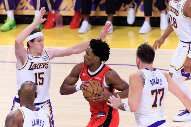December 25, 2025, Los Angeles, California, USA: Amen Thompson 1 of the Houston Rockets drives as Austin Reaves 15 and Luka Doncic 77 of the Los Angeles Lakers defend during their regular season NBA, Basketball Herren, USA game on Thursday December 25, 2025 at Crypto.com Arena in Los Angeles, California. Lakers lose to Rockets, 96-119. ARIANA RUIZ PI Los Angeles USA - ZUMAp124 20251225_zaa_p124_022 Copyright: xArianaxRuizx
