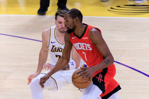December 25, 2025, Los Angeles, California, USA: Kevin Durant 7 of the Houston Rockets drives as Luka Doncic 77 of the Los Angeles Lakers defends during their regular season NBA, Basketball Herren, USA game on Thursday December 25, 2025 at Crypto.com Arena in Los Angeles, California. Lakers lose to Rockets, 96-119. ARIANA RUIZ PI Los Angeles USA - ZUMAp124 20251225_zaa_p124_024 Copyright: xArianaxRuizx
