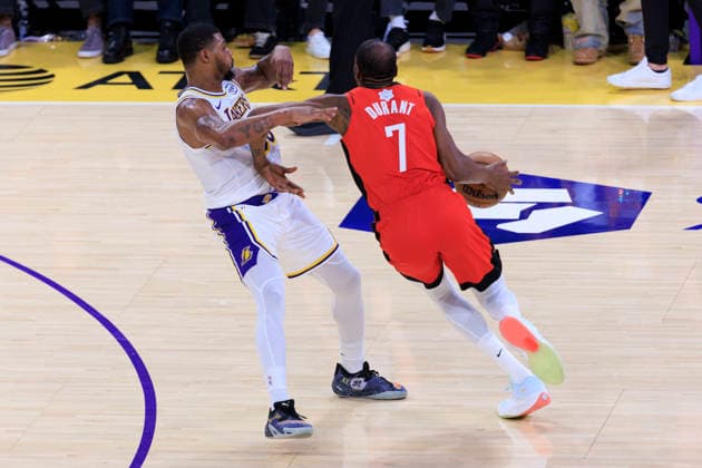 December 25, 2025, Los Angeles, California, USA: Kevin Durant 7 of the Houston Rockets pushes up against Marcus Smart 36 of the Los Angeles Lakers during their regular season NBA, Basketball Herren, USA game on Thursday December 25, 2025 at Crypto.com Arena in Los Angeles, California. Lakers lose to Rockets, 96-119. ARIANA RUIZ PI Los Angeles USA - ZUMAp124 20251225_zaa_p124_028 Copyright: xArianaxRuizx