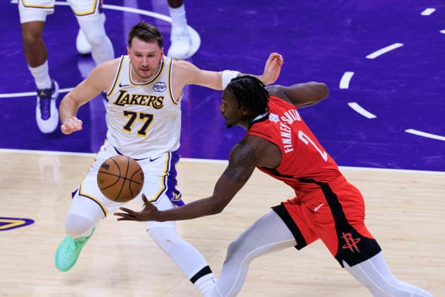 December 25, 2025, Los Angeles, California, USA: Luka Doncic 77 of the Los Angeles Lakers and Dorian Finney-Smith 2 of the Houston Rockets chase after a loos ball during their regular season NBA, Basketball Herren, USA game on Thursday December 25, 2025 at Crypto.com Arena in Los Angeles, California. Lakers lose to Rockets, 96-119. ARIANA RUIZ PI Los Angeles USA - ZUMAp124 20251225_zaa_p124_029 Copyright: xArianaxRuizx