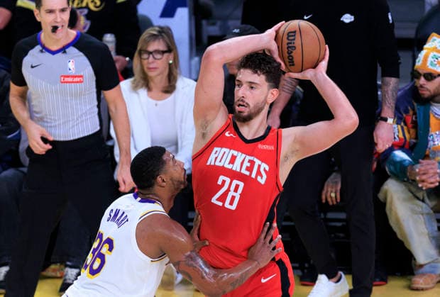 December 25, 2025, Los Angeles, California, USA: Alperen Sengun 28 of the Houston Rockets passes the ball as Marcus Smart 36 of the Los Angeles Lakers guards during their regular season NBA, Basketball Herren, USA game on Thursday December 25, 2025 at Crypto.com Arena in Los Angeles, California. Lakers lose to Rockets, 96-119. ARIANA RUIZ PI Los Angeles USA - ZUMAp124 20251225_zaa_p124_030 Copyright: xArianaxRuizx