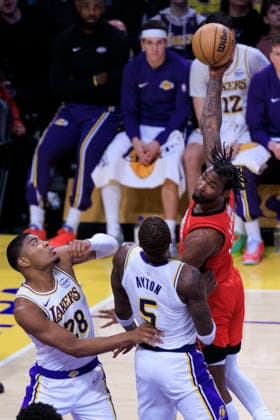 December 25, 2025, Los Angeles, California, USA: Tari Eason 17 of the Houston Rockets grabs the rebound before Rui Hachimura 28 and Deandre Ayton 5 of the Los Angeles Lakers during their regular season NBA, Basketball Herren, USA game on Thursday December 25, 2025 at Crypto.com Arena in Los Angeles, California. Lakers lose to Rockets, 96-119. ARIANA RUIZ PI Los Angeles USA - ZUMAp124 20251225_zaa_p124_033 Copyright: xArianaxRuizx