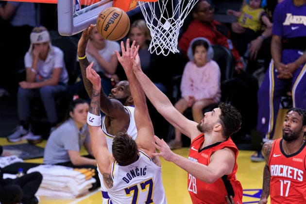 December 25, 2025, Los Angeles, California, USA: Alperen Sengun 28 of the Houston Rockets commits a foul against Luka Doncic 77 of the Los Angeles Lakers during their regular season NBA, Basketball Herren, USA game on Thursday December 25, 2025 at Crypto.com Arena in Los Angeles, California. Lakers lose to Rockets, 96-119. ARIANA RUIZ PI Los Angeles USA - ZUMAp124 20251225_zaa_p124_034 Copyright: xArianaxRuizx