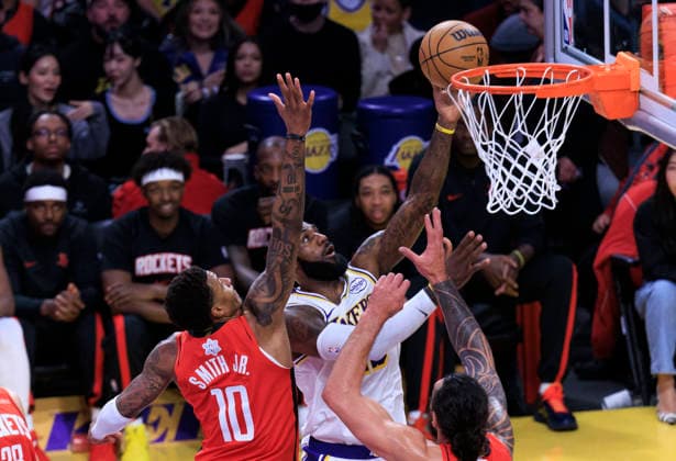 December 25, 2025, Los Angeles, California, USA: LeBron James 23 of the Los Angeles Lakers performs a layup as Jabari Smith 10 of the Houston Rockets defends during their regular season NBA, Basketball Herren, USA game on Thursday December 25, 2025 at Crypto.com Arena in Los Angeles, California. Lakers lose to Rockets, 96-119. ARIANA RUIZ PI Los Angeles USA - ZUMAp124 20251225_zaa_p124_035 Copyright: xArianaxRuizx