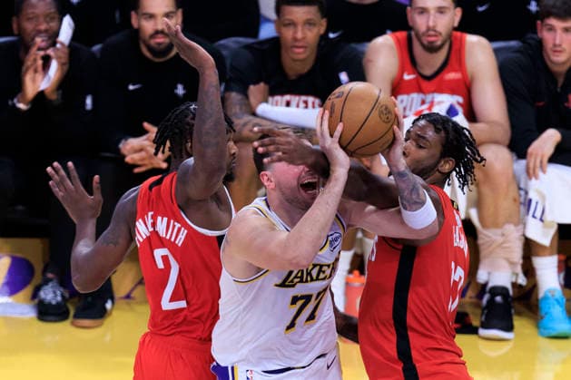 December 25, 2025, Los Angeles, California, USA: Dorian Finney-Smith 2 and Tari Eason 17 of the Houston Rockets blitz Luka Doncic 77 of the Los Angeles Lakers during their regular season NBA, Basketball Herren, USA game on Thursday December 25, 2025 at Crypto.com Arena in Los Angeles, California. Lakers lose to Rockets, 96-119. ARIANA RUIZ PI Los Angeles USA - ZUMAp124 20251225_zaa_p124_036 Copyright: xArianaxRuizx