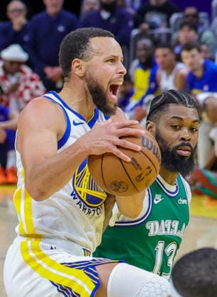 (251226) -- SAN FRANCISCO, Dec. 26, 2025 -- Stephen Curry (L) of Golden State Warriors breaks through during the 2025-2026 NBA, Basketball Herren, USA regular season game between Golden State Warriors and Dallas Mavericks in San Francisco, the United States, Dec. 25, 2025. (Photo by Xinhua) (SP)U.S.-SAN FRANCISCO-BASKETBALL-NBA-WARRIORS VS MAVERICKS ArthurxDong 