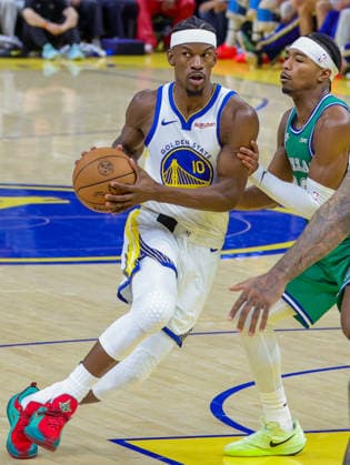 (251226) -- SAN FRANCISCO, Dec. 26, 2025 -- Jimmy Butler III (L) of Golden State Warriors breaks through during the 2025-2026 NBA, Basketball Herren, USA regular season game between Golden State Warriors and Dallas Mavericks in San Francisco, the United States, Dec. 25, 2025. (Photo by Xinhua) (SP)U.S.-SAN FRANCISCO-BASKETBALL-NBA-WARRIORS VS MAVERICKS ArthurxDong 