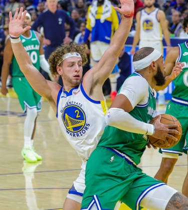 (251226) -- SAN FRANCISCO, Dec. 26, 2025 -- Brandin Podziemski (L) of Golden State Warriors defends Daniel Gafford of Dallas Mavericks during the 2025-2026 NBA, Basketball Herren, USA regular season game between Golden State Warriors and Dallas Mavericks in San Francisco, the United States, Dec. 25, 2025. (Photo by Xinhua) (SP)U.S.-SAN FRANCISCO-BASKETBALL-NBA-WARRIORS VS MAVERICKS ArthurxDong 