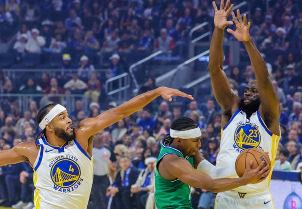 (251226) -- SAN FRANCISCO, Dec. 26, 2025 -- Draymond Green (R) and Moses Moody (L) of Golden State Warriors defend Brandon Williams of Dallas Mavericks during the 2025-2026 NBA, Basketball Herren, USA regular season game between Golden State Warriors and Dallas Mavericks in San Francisco, the United States, Dec. 25, 2025. (Photo by Xinhua) (SP)U.S.-SAN FRANCISCO-BASKETBALL-NBA-WARRIORS VS MAVERICKS ArthurxDong 