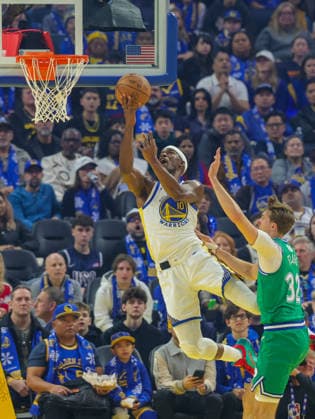(251226) -- SAN FRANCISCO, Dec. 26, 2025 -- Jimmy Butler III (L) of Golden State Warriors goes for a lay-up during the 2025-2026 NBA, Basketball Herren, USA regular season game between Golden State Warriors and Dallas Mavericks in San Francisco, the United States, Dec. 25, 2025. (Photo by Xinhua) (SP)U.S.-SAN FRANCISCO-BASKETBALL-NBA-WARRIORS VS MAVERICKS ArthurxDong 
