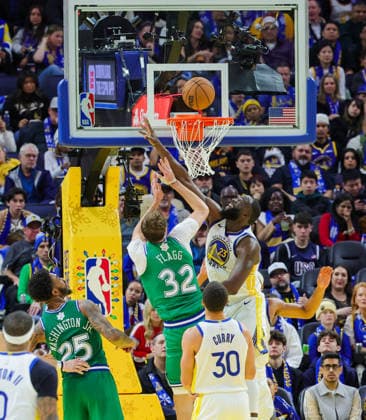 (251226) -- SAN FRANCISCO, Dec. 26, 2025 -- Draymond Green (top R) of Golden State Warriors defends Cooper Flagg (top L) of Dallas Mavericks during the 2025-2026 NBA, Basketball Herren, USA regular season game between Golden State Warriors and Dallas Mavericks in San Francisco, the United States, Dec. 25, 2025. (Photo by Xinhua) (SP)U.S.-SAN FRANCISCO-BASKETBALL-NBA-WARRIORS VS MAVERICKS ArthurxDong 