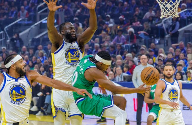 (251226) -- SAN FRANCISCO, Dec. 26, 2025 -- Brandon Williams (front R) of Dallas Mavericks passes the ball during the 2025-2026 NBA, Basketball Herren, USA regular season game between Golden State Warriors and Dallas Mavericks in San Francisco, the United States, Dec. 25, 2025. (Photo by Xinhua) (SP)U.S.-SAN FRANCISCO-BASKETBALL-NBA-WARRIORS VS MAVERICKS ArthurxDong 