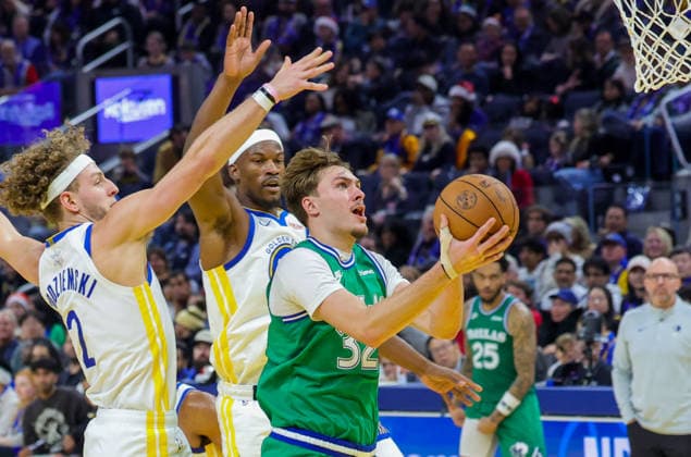 (251226) -- SAN FRANCISCO, Dec. 26, 2025 -- Cooper Flagg (front R) of Dallas Mavericks breaks through during the 2025-2026 NBA, Basketball Herren, USA regular season game between Golden State Warriors and Dallas Mavericks in San Francisco, the United States, Dec. 25, 2025. (Photo by Xinhua) (SP)U.S.-SAN FRANCISCO-BASKETBALL-NBA-WARRIORS VS MAVERICKS ArthurxDong 