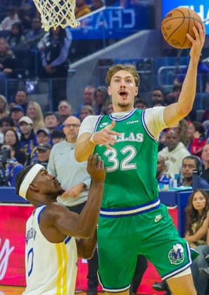 (251226) -- SAN FRANCISCO, Dec. 26, 2025 -- Cooper Flagg (R) of Dallas Mavericks goes for a lay-up during the 2025-2026 NBA, Basketball Herren, USA regular season game between Golden State Warriors and Dallas Mavericks in San Francisco, the United States, Dec. 25, 2025. (Photo by Xinhua) (SP)U.S.-SAN FRANCISCO-BASKETBALL-NBA-WARRIORS VS MAVERICKS ArthurxDong 