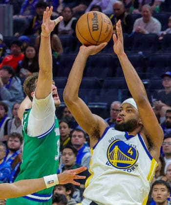 (251226) -- SAN FRANCISCO, Dec. 26, 2025 -- Moses Moody (R) of Golden State Warriors shoots during the 2025-2026 NBA, Basketball Herren, USA regular season game between Golden State Warriors and Dallas Mavericks in San Francisco, the United States, Dec. 25, 2025. (Photo by Xinhua) (SP)U.S.-SAN FRANCISCO-BASKETBALL-NBA-WARRIORS VS MAVERICKS ArthurxDong 