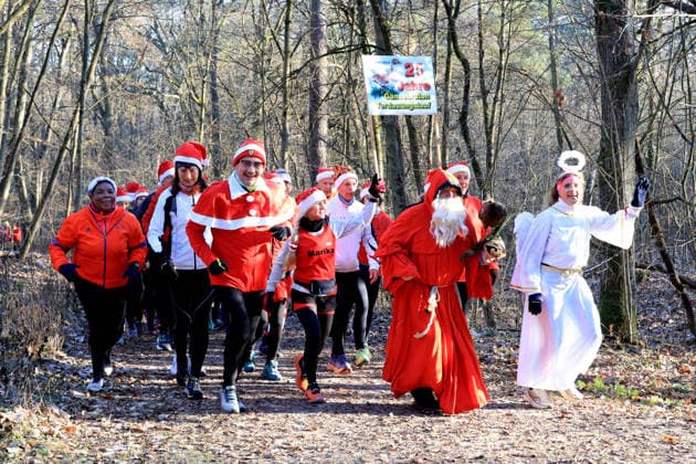 Sport Themen der Woche KW52 DEU, Gaensebraten-Verdauungslauf, 26.12.2025, Mommsenstadion, Grunewald, Berlin, DEU, Gaensebraten-Verdauungslauf, im Bild Start am Mommsenstadion zum Forsthaus im Grunewald, mit Gluehwein, Kuchen und Schmalzstullen und zurueck *** DEU, Gaensebraten Verdauungslauf, 26 12 2025, Mommsenstadion, Grunewald, Berlin, DEU, Gaensebraten Verdauungslauf, in the picture start at the Mommsenstadion to the foresters lodge in Grunewald, with mulled wine, cake and lard sandwiches and back nordphotoxGmbHx xEngler nph00076