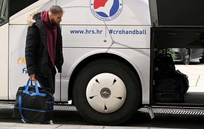 Croatia National Handball Team gather in Zagreb, Croatia Zlatko Rauzan of Croatia arrive at Hotel Westin in Zagreb, Croatia, on December 26, 2025. Croatia s men™s senior handball team heads to Porec for a first phase of preparations for Men s EHF EURO 2026. In the first phase of preparations Croatia will play friendly match against North Macedonia.  MarkoxLukunic PIXSELL