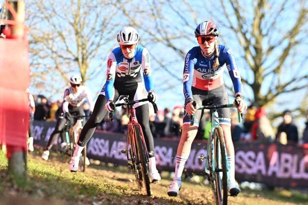 UCI Cyclocross World Cup 2025-2026 Gavere GAVERE, BELGIUM - DECEMBER 26 : Bentveld Leonie (NED) of Pauwels Sauzen-Altez Industriebouw Cycling Team and Fouquenet Amandine (FRA) of Arkea-B&B Hotels Woman during the 7th leg of the Gavere UCI Cyclocross World Cup 2025-2026 a cyclocross race for Women Elite on December 26, 2025 in Gavere, Belgium, 26 12 2025 ( Gavere Belgium  Copyright: xBcex