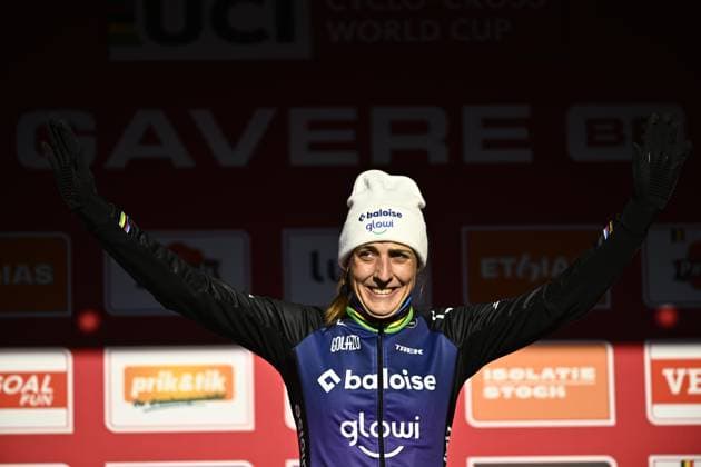Dutch Lucinda Brand celebrates on the podium after winning the women s elite race of the World Cup cyclocross cycling event in Gavere on Friday 26 December 2025, stage 7 (out of 12) of the UCI World Cup competition. JASPERxJACOBS  x151540998x