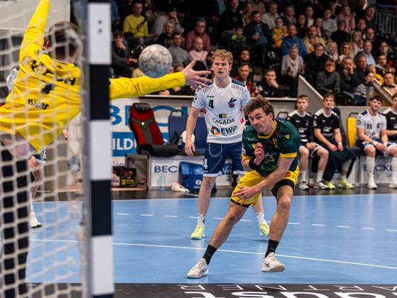 Pierre Busch VfL Eintracht Hagen, 83 on goal throw against Frederik Hoeler 1 VFL Potsdam, 01 VfL Eintracht Hagen vs 1 VfL Potsdam, Handball, 2 Bundesliga, Matchday 17, Season 2025 2026, 26 12 2025 VfL Eintracht Hagen vs 1 VfL Potsdam, Handball, 2 Bundesliga, Matchday 17, Season 2025 2026, 26 12 2025 Hagen Copyright: xEibner-Pressefoto DamianxKruczynx EP_DKI