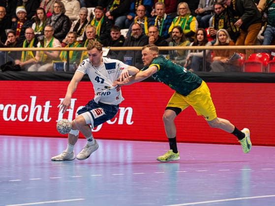 Dustin Kraus 1 VFL Potsdam, 47 in a duel and dribbling against Jan von Boenigk VfL Eintracht Hagen, 95 VfL Eintracht Hagen vs 1 VfL Potsdam, Handball, 2 Bundesliga, Matchday 17, Season 2025 2026, 26 12 2025 VfL Eintracht Hagen vs 1 VfL Potsdam, Handball, 2 Bundesliga, Matchday 17, Season 2025 2026, 26 12 2025 Hagen Copyright: xEibner-Pressefoto DamianxKruczynx EP_DKI