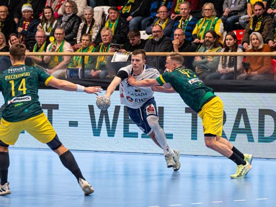 Marco Mengon 1 VFL Potsdam, 30 in duel against Jan von Boenigk VfL Eintracht Hagen, 95 VfL Eintracht Hagen vs 1 VfL Potsdam, Handball, 2 Bundesliga, Matchday 17, Season 2025 2026, 26 12 2025 VfL Eintracht Hagen vs 1 VfL Potsdam, Handball, 2 Bundesliga, Matchday 17, Season 2025 2026, 26 12 2025 Hagen Copyright: xEibner-Pressefoto DamianxKruczynx EP_DKI