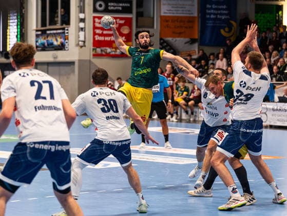 Pouya Norouzi VfL Eintracht Hagen, 07 throwing a shot on goal against Davide Bulzamini 1 VFL Potsdam, 08 and Tim Niclas Schroeder 1 VFL Potsdam, 33 VfL Eintracht Hagen vs 1 VfL Potsdam, Handball, 2 Bundesliga, Matchday 17, Season 2025 2026, 26 12 2025 VfL Eintracht Hagen vs 1 VfL Potsdam, Handball, 2 Bundesliga, Matchday 17, Season 2025 2026, 26 12 2025 Hagen Copyright: xEibner-Pressefoto DamianxKruczynx EP_DKI