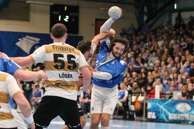26 12 2025 Handball Men 2025 2026 2 Handball Bundesliga 17 Matchday Dessau Roßlauer HV 06 HC Elbflorenz Dresden 2006 Anhalt Arena Dessau Sebastian Greß Dresden, 25, white gold prevents Jakub Powarzynski Dessau, 14, blue from throwing Dessau Roßlau Saxony Anhalt Germany