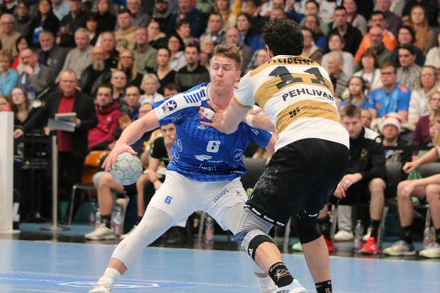26 12 2025 Handball Men 2025 2026 2 Handball Bundesliga 17 Matchday Dessau Roßlauer HV 06 HC Elbflorenz Dresden 2006 Anhalt Arena Dessau Fritz Leon Haake Dessau, 6, blue in duel with Doruk Pehlivan Dresden, 11, white gold Dessau Roßlau Saxony Anhalt Germany
