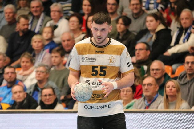 26 12 2025 Handball Men 2025 2026 2 Handball Bundesliga 17 Matchday Dessau Roßlauer HV 06 HC Elbflorenz Dresden 2006 Anhalt Arena Dessau Timo Löser Dresden, 55, white gold on the ball Dessau Roßlau Saxony Anhalt Germany