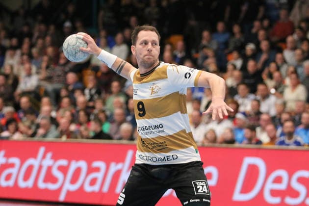 26 12 2025 Handball Men 2025 2026 2 Handball Bundesliga 17 Matchday Dessau Roßlauer HV 06 HC Elbflorenz Dresden 2006 Anhalt Arena Dessau Julius Dierberg Dresden, 9, white gold at free throw Dessau Roßlau Saxony Anhalt Germany