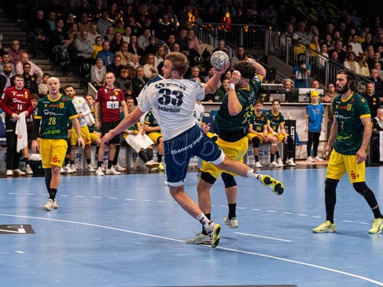 Tim Niclas Schroeder 1 VFL Potsdam, 33 on goal throw VfL Eintracht Hagen vs 1 VfL Potsdam, Handball, 2 Bundesliga, Matchday 17, Season 2025 2026, 26 12 2025 VfL Eintracht Hagen vs 1 VfL Potsdam, Handball, 2 Bundesliga, Matchday 17, Season 2025 2026, 26 12 2025 Hagen Copyright: xEibner-Pressefoto DamianxKruczynx EP_DKI