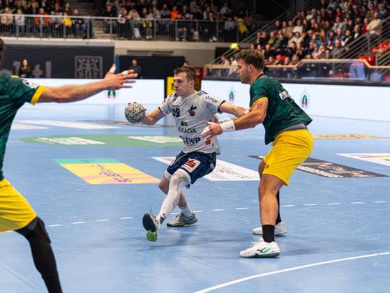 Marco Mengon 1 VFL Potsdam, 30 in duel against Tim Dueren VfL Eintracht Hagen, 03 VfL Eintracht Hagen vs 1 VfL Potsdam, Handball, 2 Bundesliga, Matchday 17, Season 2025 2026, 26 12 2025 VfL Eintracht Hagen vs 1 VfL Potsdam, Handball, 2 Bundesliga, Matchday 17, Season 2025 2026, 26 12 2025 Hagen Copyright: xEibner-Pressefoto DamianxKruczynx EP_DKI