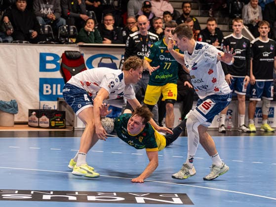 Linus Kutz VfL Eintracht Hagen, 34 in duel against William Reichardt 1 VfL Potsdam, 04 VfL Eintracht Hagen vs 1 VfL Potsdam, Handball, 2 Bundesliga, Matchday 17, Season 2025 2026, 26 12 2025 VfL Eintracht Hagen vs 1 VfL Potsdam, Handball, 2 Bundesliga, Matchday 17, Season 2025 2026, 26 12 2025 Hagen Copyright: xEibner-Pressefoto DamianxKruczynx EP_DKI