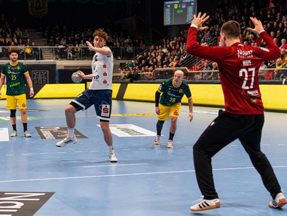 Nils Fuhrmann 1 VFL Potsdam, 27 on a seven-meter penalty against Dennis Wipf VfL Eintracht Hagen, 27 VfL Eintracht Hagen vs 1 VfL Potsdam, Handball, 2 Bundesliga, Matchday 17, Season 2025 2026, 26 12 2025 VfL Eintracht Hagen vs 1 VfL Potsdam, Handball, 2 Bundesliga, Matchday 17, Season 2025 2026, 26 12 2025 Hagen Copyright: xEibner-Pressefoto DamianxKruczynx EP_DKI