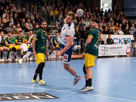 Tim Niclas Schroeder 1 VFL Potsdam, 33 on goal throw Philip Jungemann VfL Eintracht Hagen, 25 and Pouya Norouzi VfL Eintracht Hagen, 07 can do nothing more VfL Eintracht Hagen vs 1 VfL Potsdam, Handball, 2 Bundesliga, Matchday 17, Season 2025 2026, 26 12 2025 VfL Eintracht Hagen vs 1 VfL Potsdam, Handball, 2 Bundesliga, Matchday 17, Season 2025 2026, 26 12 2025 Hagen Copyright: xEibner-Pressefoto DamianxKruczynx EP_DKI