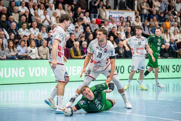 2 Handball Bundesliga TV Hüttenberg Eulen Ludwigshafen, 26 12 25 Frederic Stüber Eulen Ludwigshafen, 2 , Leif Haack TV Hüttenberg, 20 , Hendrik Schreiber TV Hüttenberg, 51 2 Handball Bundesliga TV Hüttenberg Eulen Ludwigshafen Hüttenberg, 26 12 25 Copyright: xBEAUTIFULxSPORTS Roeczeyx