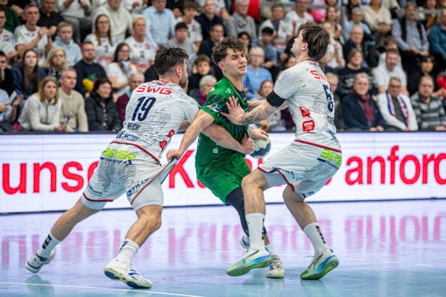 2 Handball Bundesliga TV Hüttenberg Eulen Ludwigshafen, 26 12 25 Finn Leun Eulen Ludwigshafen, 37 , Vit Reichl TV Hüttenberg, 19 , Hendrik Schreiber TV Hüttenberg, 51 2 Handball Bundesliga TV Hüttenberg Eulen Ludwigshafen Hüttenberg, 26 12 25 Copyright: xBEAUTIFULxSPORTS Roeczeyx