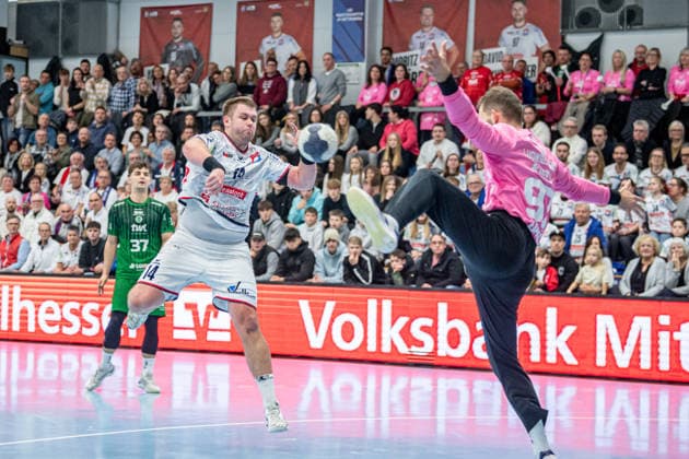 2 Handball Bundesliga TV Hüttenberg Eulen Ludwigshafen, 26 12 25 Moritz Zörb TV Hüttenberg, 14 , Žiga Urbi Eulen Ludwigshafen, 97 2 Handball Bundesliga TV Hüttenberg Eulen Ludwigshafen Hüttenberg, 26 12 25 Copyright: xBEAUTIFULxSPORTS Roeczeyx