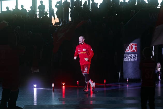 26 12 2025, Handball, Season 2025 2026, 2 Handball Bundesliga, 17 Matchday, TuSEM Essen TuS Ferndorf, Oskar Kostuj TuSEM Essen runs into the hall, Essen Am Hallo NRW Germany xRHR PHOTO DEx Copyright: DennisxEwert RHR-FOTOx RHR-FOTO DE