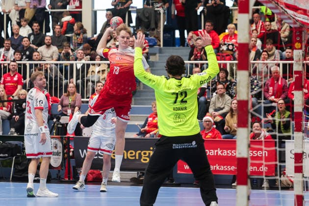 26 12 2025, Handball, Season 2025 2026, 2 Handball Bundesliga, 17 Matchday, TuSEM Essen TuS Ferndorf, f l Finley Werschkull TuSEM Essen , Goalkeeper Can Adanir TuS Ferndorf , Essen Am Hallo NRW Germany xRHR PHOTO DEx Copyright: DennisxEwert RHR-FOTOx RHR-FOTO DE