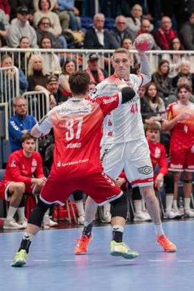 26 12 2025, Handball, Season 2025 2026, 2 Handball Bundesliga, 17 Matchday, TuSEM Essen TuS Ferndorf, f l Max Neuhaus TuSEM Essen , Tom Jansen TuS Ferndorf , Essen Am Hallo NRW Germany xRHR PHOTO DEx Copyright: DennisxEwert RHR-FOTOx RHR-FOTO DE