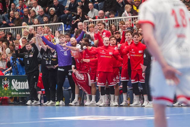 26 12 2025, Handball, Season 2025 2026, 2 Handball Bundesliga, 17 Matchday, TuSEM Essen TuS Ferndorf, f l Goalkeeper Finn Knaack TuSEM Essen , Oskar Kostuj TuSEM Essen , Tim Mast TuSEM Essen , Valentin Clarius TuSEM Essen , Luis Buschhaus TuSEM Essen cheering, Essen Am Hallo NRW Germany xRHR PHOTO DEx Copyright: DennisxEwert RHR-FOTOx RHR-FOTO DE