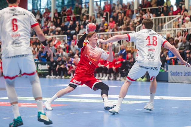26 12 2025, Handball, Season 2025 2026, 2 Handball Bundesliga, 17 Matchday, TuSEM Essen TuS Ferndorf, f l Valentin Willner TuSEM Essen , Daniel Hideg TuS Ferndorf , Essen Am Hallo NRW Germany xRHR PHOTO DEx Copyright: DennisxEwert RHR-FOTOx RHR-FOTO DE