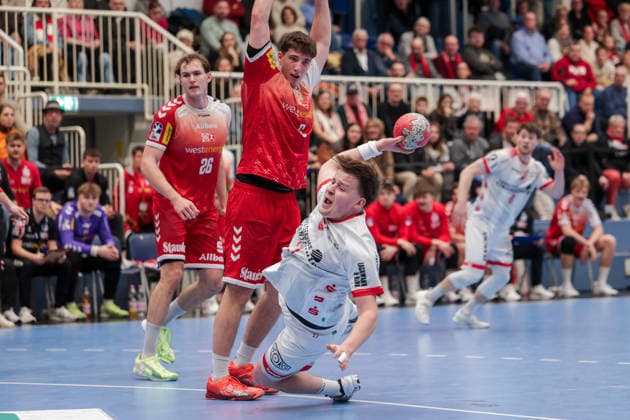 26 12 2025, Handball, Season 2025 2026, 2 Handball Bundesliga, 17 Matchday, TuSEM Essen TuS Ferndorf, f l Valentin Clarius TuSEM Essen , Valentin Willner TuSEM Essen , Mattis Michel TuS Ferndorf , Essen Am Hallo NRW Germany xRHR PHOTO DEx Copyright: DennisxEwert RHR-FOTOx RHR-FOTO DE