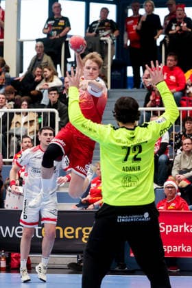 26 12 2025, Handball, Season 2025 2026, 2 Handball Bundesliga, 17 Matchday, TuSEM Essen TuS Ferndorf, f l Finley Werschkull TuSEM Essen , Goalkeeper Can Adanir TuS Ferndorf , Essen Am Hallo NRW Germany xRHR PHOTO DEx Copyright: DennisxEwert RHR-FOTOx RHR-FOTO DE