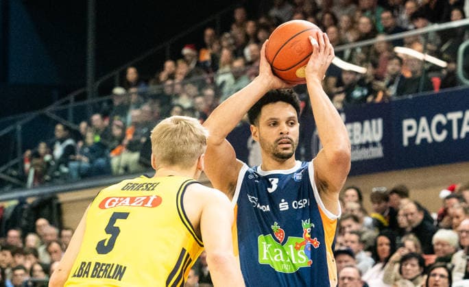 26 12 2025, Basketball, Men, easy credit BBL, easy credit Bundesliga, BBL, Bundesliga, 12 Matchday, Rostock Seawolves ALBA Berlin Sam Griesel Alba Berlin, left against Dominic Lockhart Rostock Seawolves, right Rostock Stadthalle Mecklenburg Vorpommern Germany